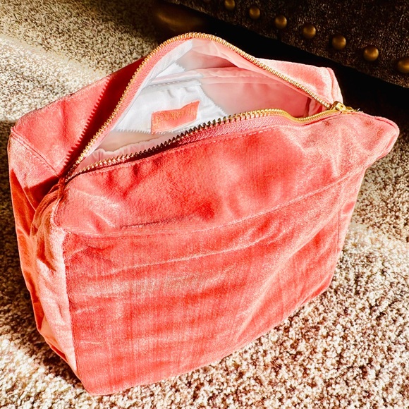 Powder Design UK Velvet Vanity Bag Crane Sunrise in Petal - Picture 4 of 7